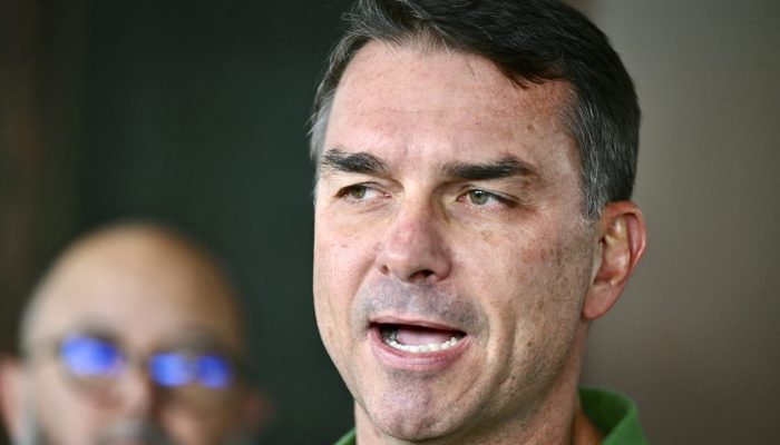 Flávio muda discurso e diz que candidatura ao Planalto é