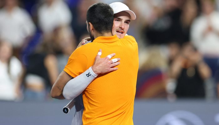 Alcaraz sofre, mas supera João Fonseca no tie-break em Miami