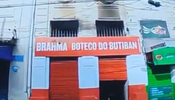Estabelecimento localizado em casarão pega fogo no Centro de Salvador
