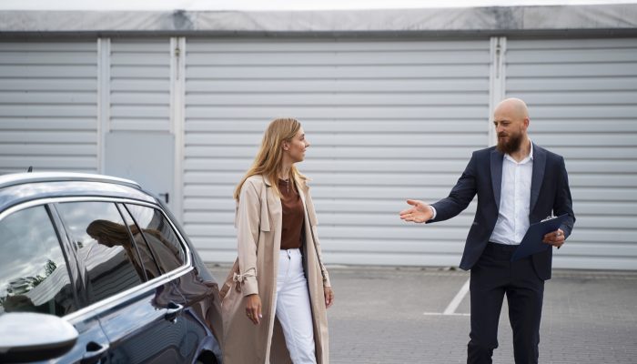 Estacionar na frente da própria garagem pode gerar multa?