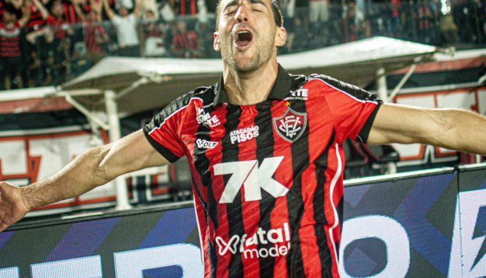 Vitoria oficializa saída de Raúl Cáceres: "Um dos nossos"