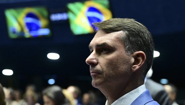 De olho no voto feminino, Flávio busca mulher para ser
