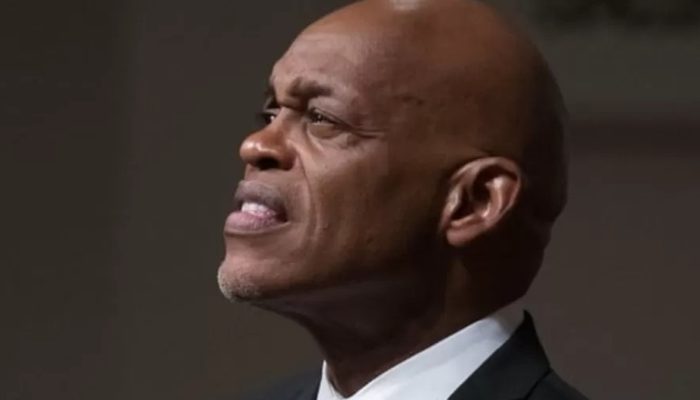 Cantor famoso é esfaqueado até a morte e filho é