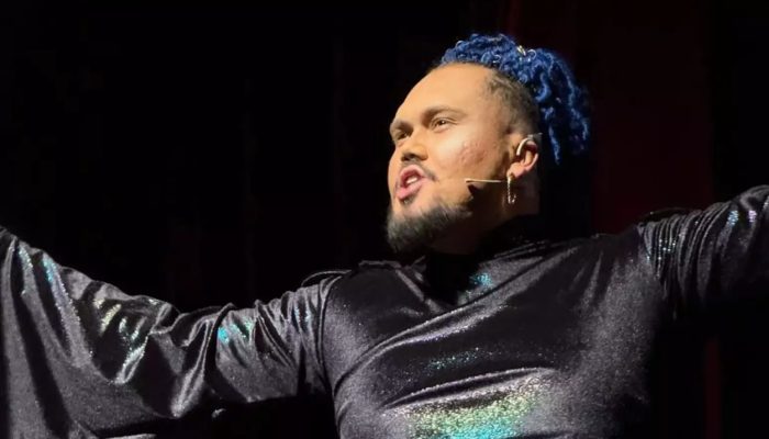 Ator desmaia no palco e morre durante estreia em peça