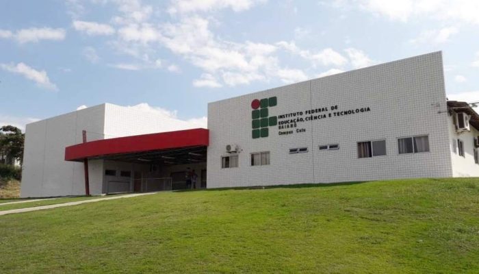 Instituto abre para vaga de professor com salário de mais