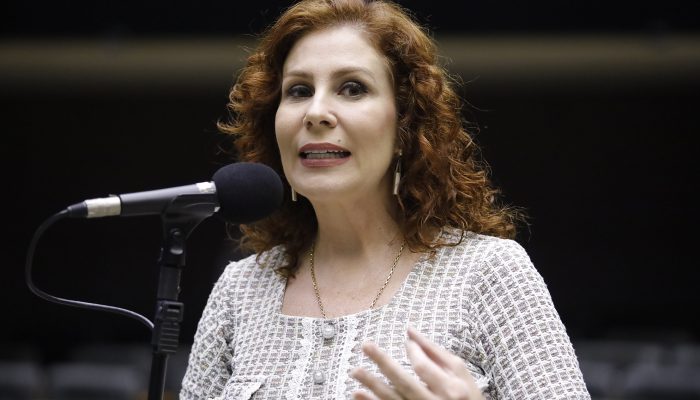 Câmara vai na contramão da CCJ e mantém mandato de