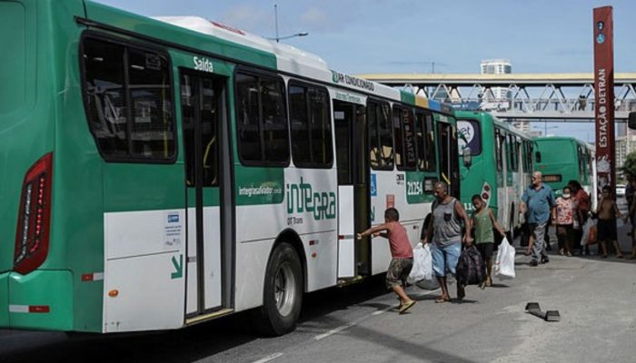 Mulher denuncia importunação sexual em ônibus de Salvador
