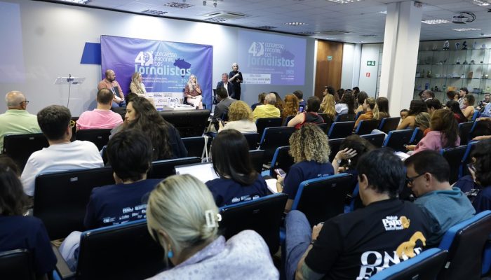 FENAJ debate precarização, regulação da IA e empossa nova diretoria