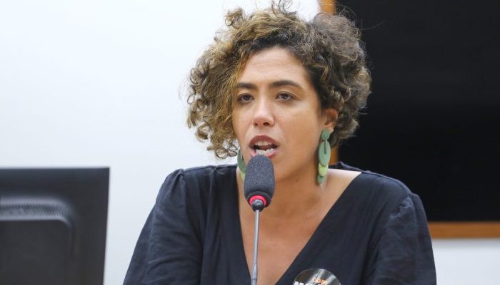 Deputada do PSOL denuncia retaliação política após suspensão de escolta