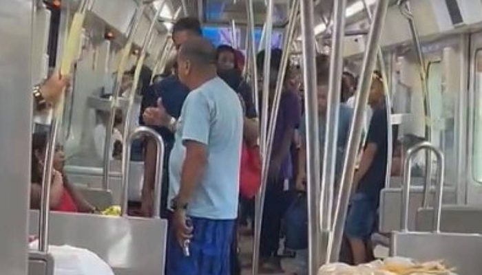 Homem saca arma de fogo durante briga no metrô de