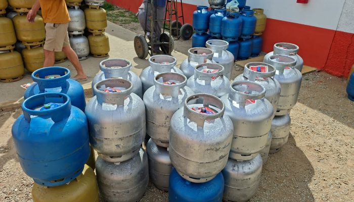 Mais de 200 botijões de gás são apreendidos em depósitos