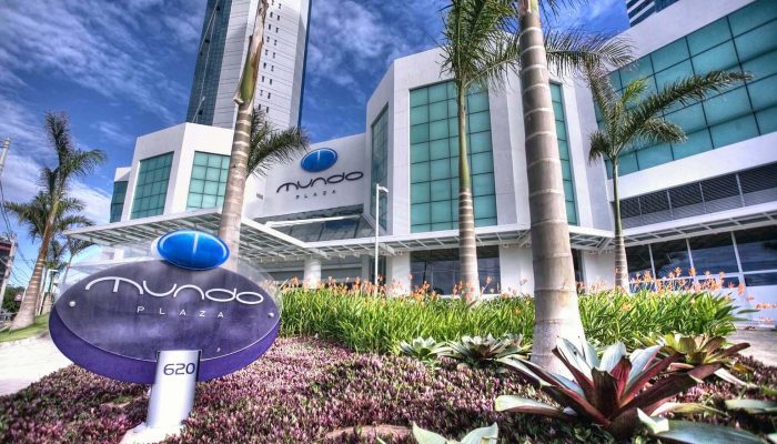 Homem morre após cair de escada no Mundo Plaza Empresarial