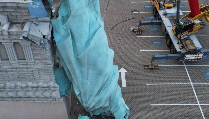 Vendaval derruba estátua da Havan; peça custava cerca de R$