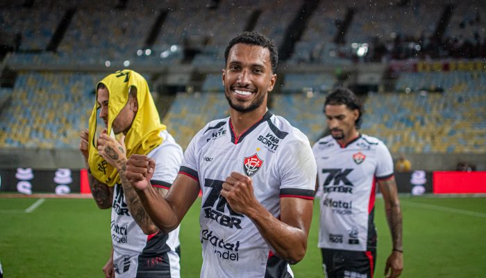 Vitória toma decisão importante sobre atacante contestado pela torcida