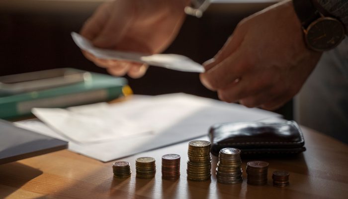 Homem leva multa de quase R$ 2 mil após cuspir