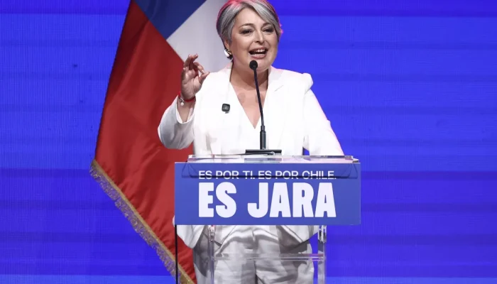 A-candidata-presidencial-Jeannette-Jara-da-coalizao-governista-de-esquerda-e-membro-do-Partido-Comun.webp
