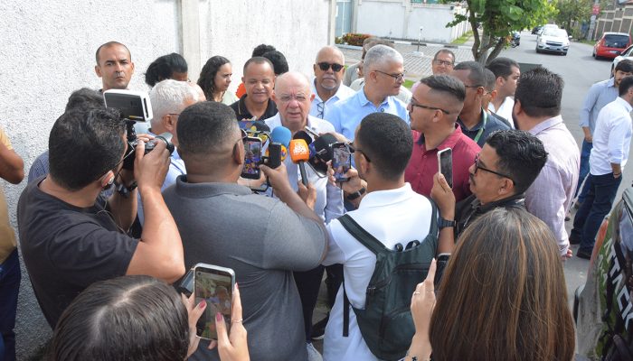 "Ação da Justiça se respeita", diz prefeito ao desistir de