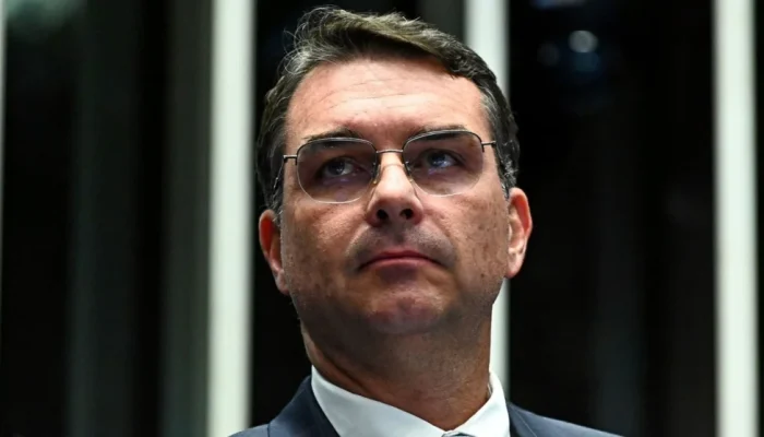 Ala do centrão vê possibilidade de Flávio Bolsonaro desistir de