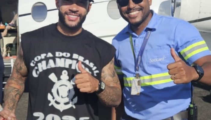 Apos-titulo-e-gol-decisivo-Memphis-Depay-desembarca-na-Bahia.jpeg
