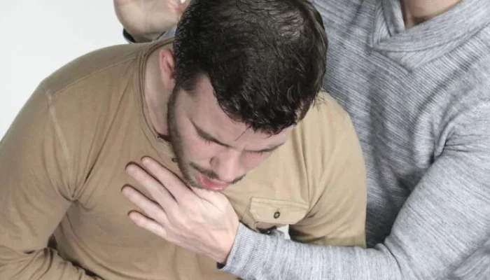 Aprenda como agir ao engasgar, com ou sem alguém por