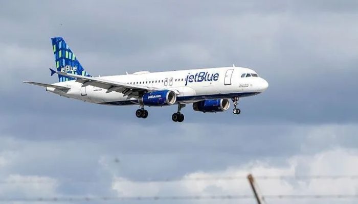 Avioes-da-JetBlue-pousando-em-FLL-e1765820796927.jpg
