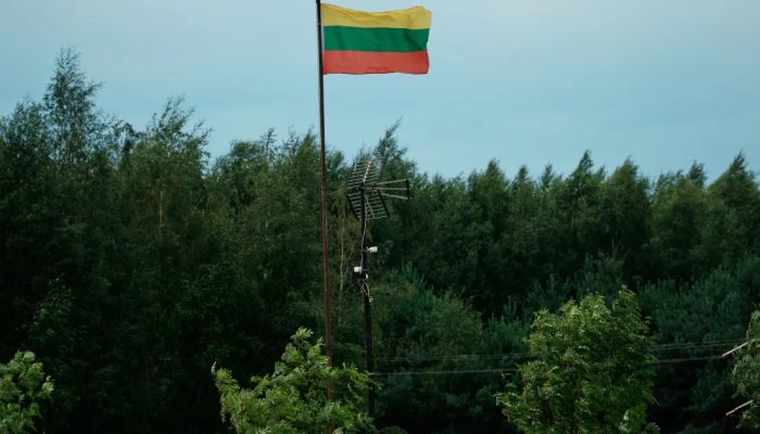 Bandeira-da-Lituania-e-vista-perto-de-Mockava-no-pais-em-7-de-julho-de-2025.jpg