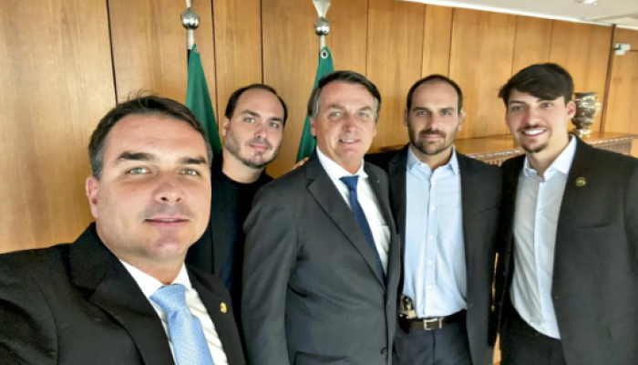 Bolsonaro define filho como seu candidato à Presidência da República