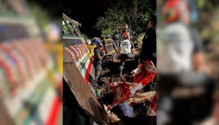 Bombeiros-realizam-resgate-em-local-de-acidente-de-onibus-na-Guatemala.jpg