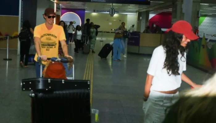 Bruna-Marquezine-e-Shawn-Mendes-desembarcam-juntos-no-Rio.webp.webp