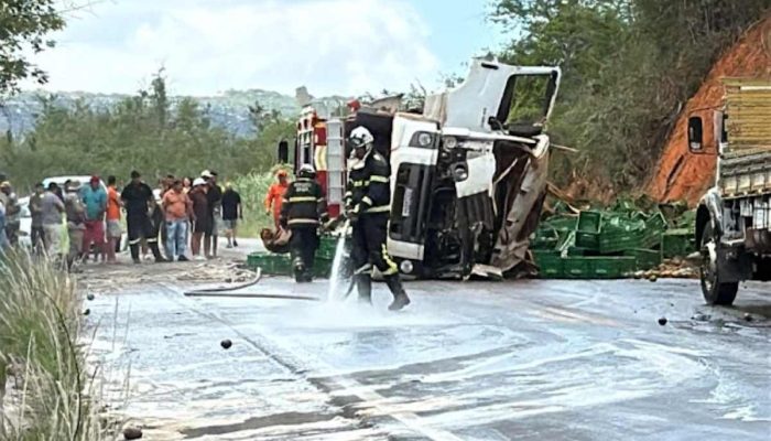 Caminhao-tomba-e-deixa-motorista-ferido-na-BR-324-em-Jacobina.jpg
