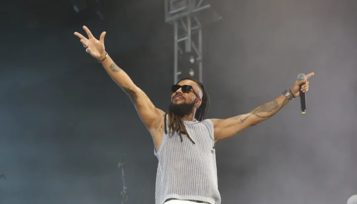 Cantor Rael é assaltado e tem moto levada em parque