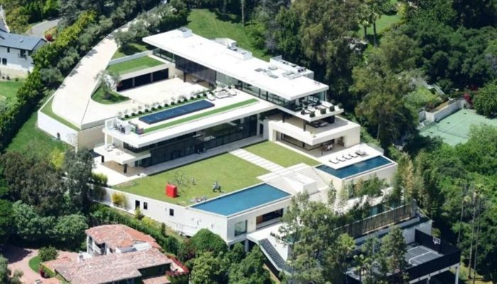 Cantor mais rico do mundo vive em mansão de R$