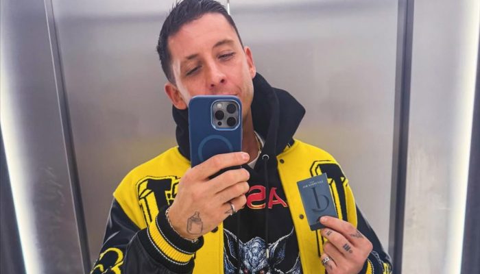 Cantor polemiza ao pedir que fã deficiente se levante em