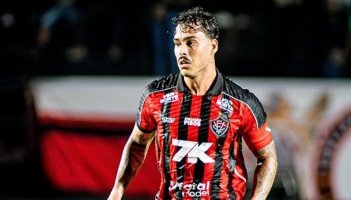 Capitão do Vitória sente lesão e é substituído de maneira