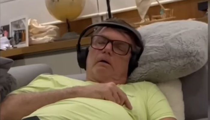 Carlos Bolsonaro apela e posta vídeo do pai tendo crise