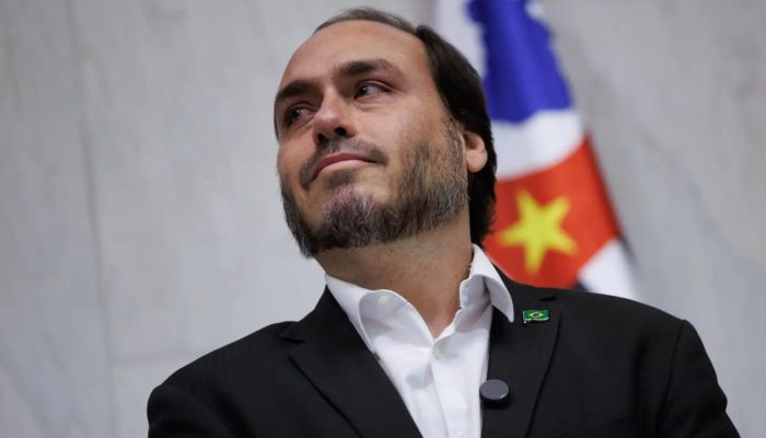 Carlos Bolsonaro renuncia mandato no Rio para cumprir nova missão