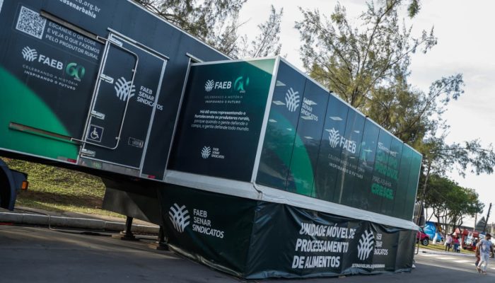 Carreta-escola do SENAR vira destaque na Fenagro e mostra força