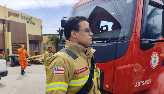 "Cenário muito complexo", diz Bombeiros sobre incêndio em ferro-velho