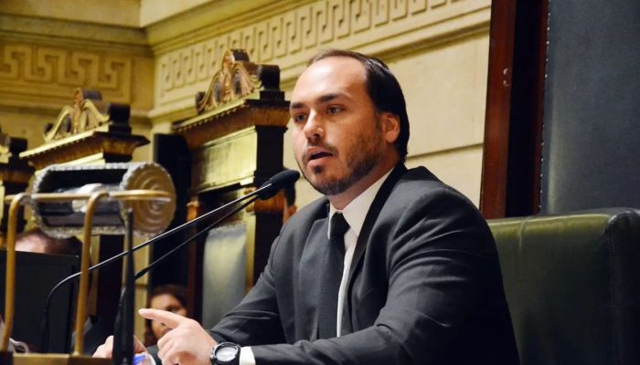 Como Carlos Bolsonaro pode reverter desaprovação em SC