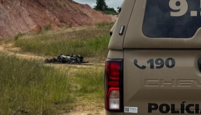Corpo carbonizado é encontrado amarrado a moto no interior da
