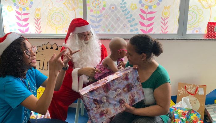 Crianças em tratamento oncológico recebem presentes de Natal