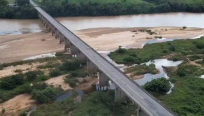 DNIT-volta-a-restringir-passagem-pela-ponte-sobre-o-Rio.jpg