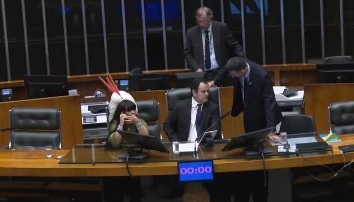 Deputado ocupa cadeira da presidência da Câmara e é retirado