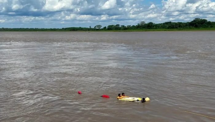 Deslizamento-de-terra-no-Peru-deixa-13-mortos-apos-afundar-barcos.jpg