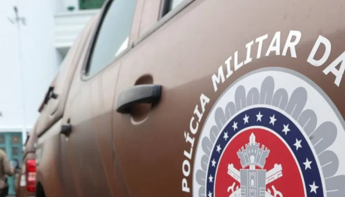 Dois homens são assassinados e polícia é recebida a tiros