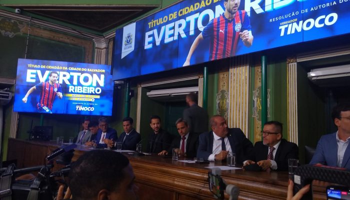 Everton Ribeiro recebe título de Cidadão Soteropolitano em solenidade