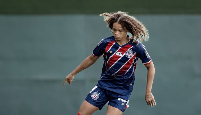 Ex-Bahia marca golaço por novo clube em clássico carioca; assista
