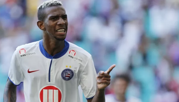 Ex-Bahia marca hat-trick com dois pés e cabeça na Europa