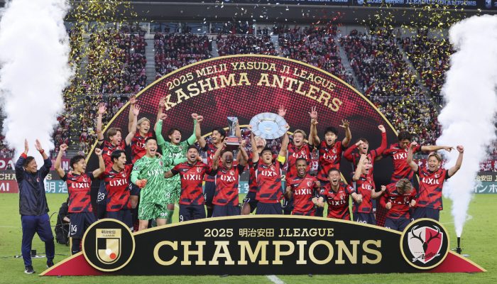 Ex-Vitória brilha com 21 gols no Japão