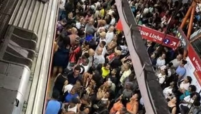 Falha-em-trem-provoca-superlotacao-nas-estacoes-de-metro-em.jpg